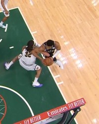 九游官网-一般人可扛不住！字母哥低位背打戈登转身用肘被吹进攻犯规