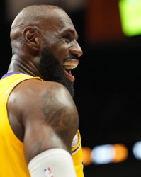 九游体育-湖人大胜奇才，詹姆斯爆砍三双，再创纪录，里夫斯艾顿海斯稳定|NBA常规赛|布朗尼·詹姆斯|奥斯汀·里夫斯|洛杉矶湖人队|华盛顿奇才队_新浪体育_新浪新闻